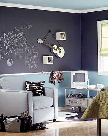 Peinture tableau noir pour dynamiser la déco de chambre ado. Cet espace d'expression est structuré avec des baguettes en bois blancs et marié à une peinture bleu pastel.