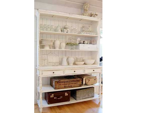 Donnez un coup de frais à un vieux meuble pour y exposer votre belle vaisselle en porcelaine blanche et faire la déco vintage de la cuisine