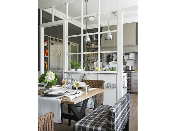 Pour les amoureux de la déco traditionnelle, cette verrière inattendue vient apporter de la lumière dans un intérieur au look classique.  