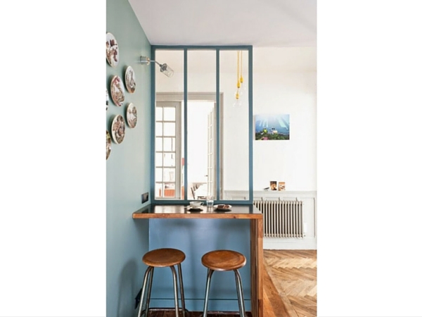 Prenez votre café du matin sur ce petit bar aménagé dans le salon et simplement délimité par une verrière intérieure à trois vitres. 