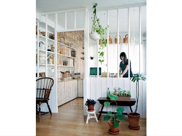 Une verrière et quelques plantes devant l’atelier, et on a l’impression d’être dans une serre ou un jardin d’intérieur : de quoi apporter fraîcheur et luminosité à votre déco salon !  