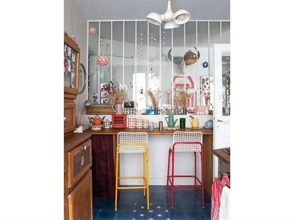 La verrière vient apporter de la légèreté à cet intérieur où beaucoup d’objets sont exposés, pour une déco originale et rigolote. Les objets semblent converser à travers la vitre avec beaucoup de poésie.