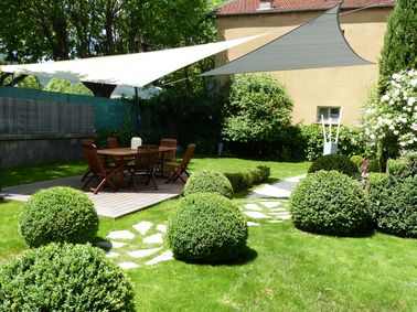 Un voile d'ombrage pas cher sur la terrasse, qui protège du soleil et du vent Le voile d’ombrage triangulaire se déploie tel une aile dans le ciel et donne un style aérien à votre jardin. Il se monte en quelques minutes et est orientable.