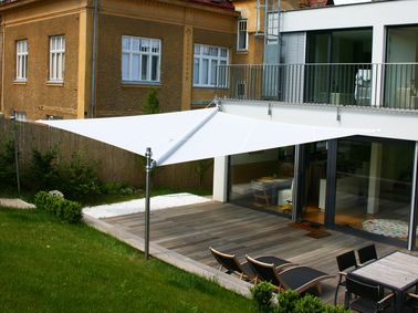 Ce voile d'ombrage télécommandé protège la terrasse contre le soleil et la pluie Un voile d’ombrage télécommandé protège la terrasse du soleil ou de la pluie et fait office de barnum automatique, en plus beau : on adore pour un jardin moderne !