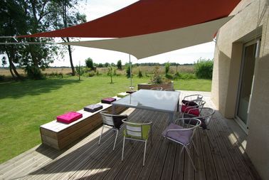 Ce voile d'ombrage en acrylique protège la terrasse contre pluie et humidité Utilisez deux voiles d’ombrage en couleur pour apporter une touche pop à votre terrasse. Décoratifs et pratiques, ils protègent vos convives de la pluie et du soleil.