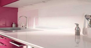 Perdu dans les matériaux de crédence cuisine ? Voici un comparatif pose et prix entre la crédence verre et la crédence inox pour une déco de cuisine tendance