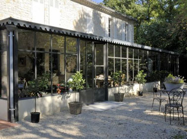 Vitrages et plafond isolants, structure métallique et toit en zinc, cette extension est aussi belle que fonctionnelle. Grande et bien isolée, elle ouvre les pièces à vivre sur l'extérieur.