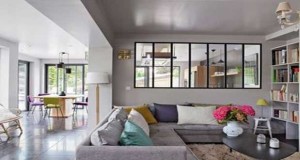 La verrière intérieure, une façon astucieuse et déco de séparer un espace sans cloisonner. Dans un salon, une cuisine, la verrière invite la lumière dans notre intérieur et lui donne un cachet déco tendance