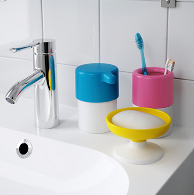 Pour mettre de la couleur dans la déco de la salle de bain enfant, on choisit un porte-brosse à dent rigolo et coloré ! Un accessoire incontournable pour ranger sa brosse à dent 