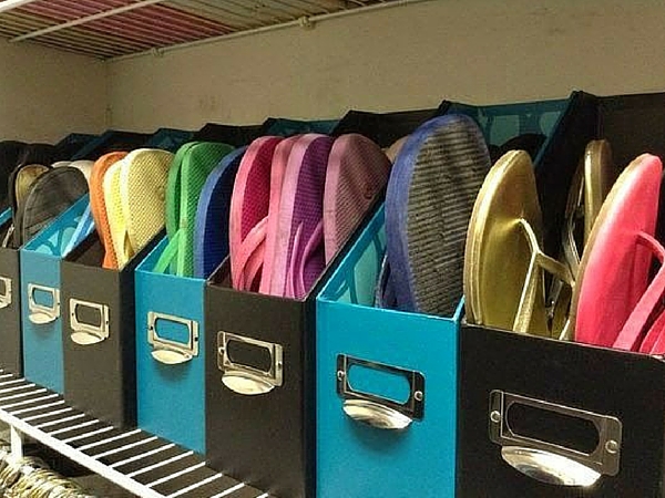 Transformer des accessoires de bureau en meuble à chaussures, c’est possible ! Placez-les sur une étagère ou sur le bas de votre placard pour éviter de créer des pyramides de tongs ou de ballerines.