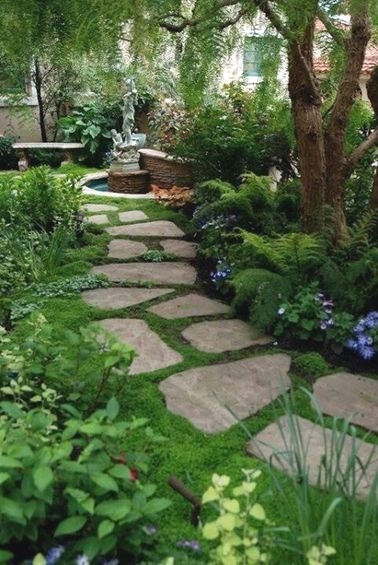 L'allée de jardin en pas japonais est facile à installer et se marie bien avec tous les styles d'aménagement de jardin. Des plantes couvre-sol viennent recouvrir la terre pour une finition nickel !