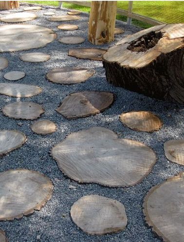Une allée de jardin réalisée avec des rondins de bois. Pourquoi ne pas utiliser ce qu'il reste de vos arbres coupés pour aménager une allée de jardin authentique et qui fait de l'effet ? Cette déco conviendra à des extérieurs rustiques.