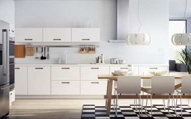 L’alliance réussie du bois et du blanc dans cette cuisine blanche nordique Le style nordique, contemporain mais chaleureux, convient bien pour la réalisation d’une cuisine blanche : le blanc, le bois et un tapis en damier forment un ensemble cohérent.
