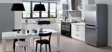 L’alliance réussie du noir et du blanc dans cette cuisine blanche Il est facile d’adapter une cuisine blanche à vos envies : ici, une crédence en carreaux de ciment et de l’électroménager noir et gris donnent du cachet à la pièce sans alourdir.