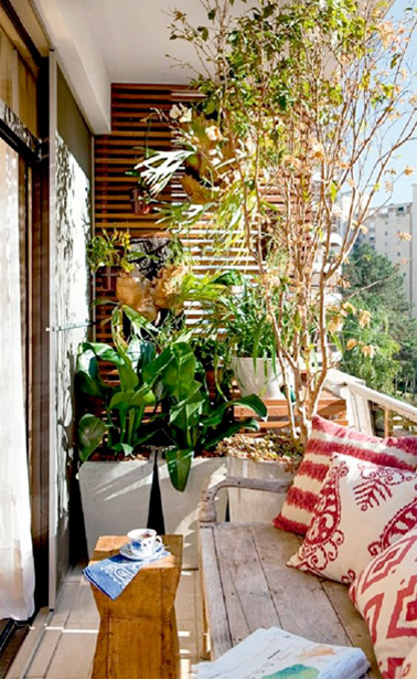 Sur ce balcon où le soleil s'est invité, on a misé sur le bois et des plantes vertes pour une ambiance tropicale. On oublie surtout pas le banc en bois pour profiter pleinement de l'extérieur et du beau temps !