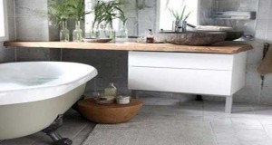 Aménager l'espace, les rangements et la déco dans une petite salle de bain la mission est possible. entre carrelage, revêtement et couleur en mural et sol, une petite salle de bain joue les grandes