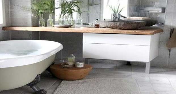 Aménager l'espace, les rangements et la déco dans une petite salle de bain la mission est possible. entre carrelage, revêtement et couleur en mural et sol, une petite salle de bain joue les grandes