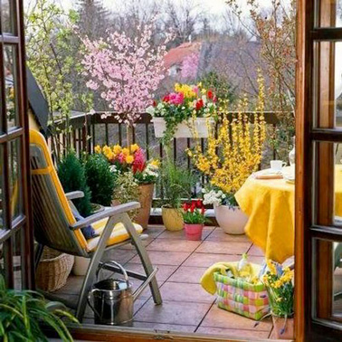 Voilà une jolie déco extérieure aménagée pour votre balcon. Une petite table, un fauteuil confortable, des fleurs pour la couleur et des touches de jaune pour la bonne humeur ! 