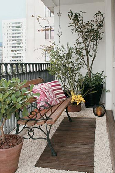 Voici un petit coin lecture aménagé sur ce balcon tout en longueur. Des graviers et une planche de bois pour le sol permettent de créer une ambiance unique, on se croirait dans un petit jardin au coeur de la ville 
