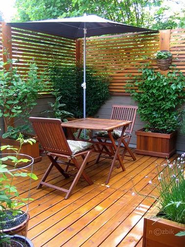 Un aménagement de terrasse tout en bois avec des plantes