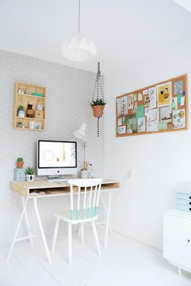 Un coin bureau aménagé dans la chambre, en voilà une idée astucieuse ! Des touches de bois et de couleurs pastel pour la déco, des plantes vertes et voilà un joli bureau aménagé dans un recoin de la chambre pour gagner de la place 