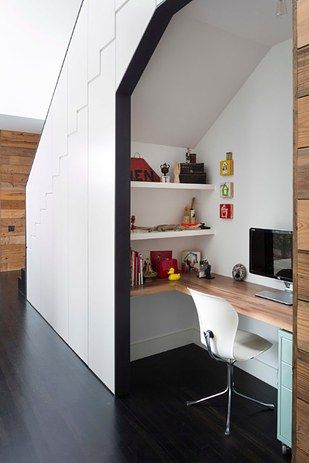 Si vous avez des escaliers dans la maison, maximiser votre espace en aménageant un coin bureau sous les escaliers ! Une bonne idée pour gagner un maximum de place et créer une petite pièce en plus. Pratique !