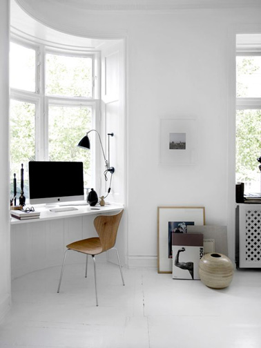 Gagnez de la place et aménagez un espace bureau pratique sous votre fenêtre afin de profiter de la vue pendant que vous travaillez. Une idée sympa pour un espace supplémentaire dans la maison 