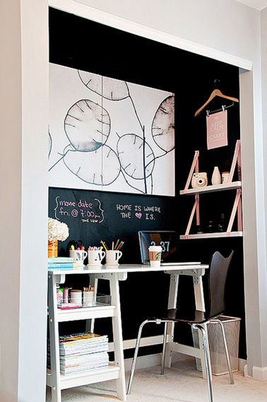 Encore une idée futée pour maximiser l'espace et créer un espace bureau original ! Aménagez un ancien placard en bureau et personnalisez-le selon vos goûts avec de la déco récup. Effet garanti !