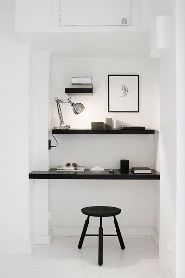 Pour aménager un espace bureau, on trouve toujours de la place ! Un recoin, une planche solide pour le bureau, des étagères et voilà un petit bureau fonctionnel et design dans la maison 