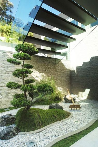 Le bonzaï, arbre typiquement japonais : la star du jardin zen Le jardin zen vient du Japon, où le bonzaï est presque une religion ! Cet arbre miniature dont on a contrarié la pousse possède une allure majestueuse quand il atteint une vingtaine d’années.