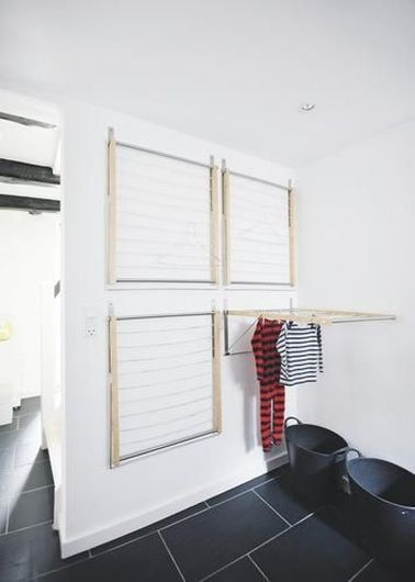 Un mur libre dans la buanderie ? Recouvrez-le d’étendoirs pour occuper le moins d’espace possible au sol. Pour ramasser le linge qui est trop haut, gardez un escabeau sous la main. 