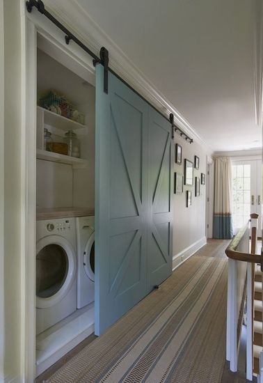Une buanderie dans le couloir, cachée par des portes coulissantes La buanderie se cache dans ce placard pour être facilement accessible et ne pas dénaturer votre déco maison. Un plan de travail et des étagères ont été aménagés pour faciliter la corvée du linge.