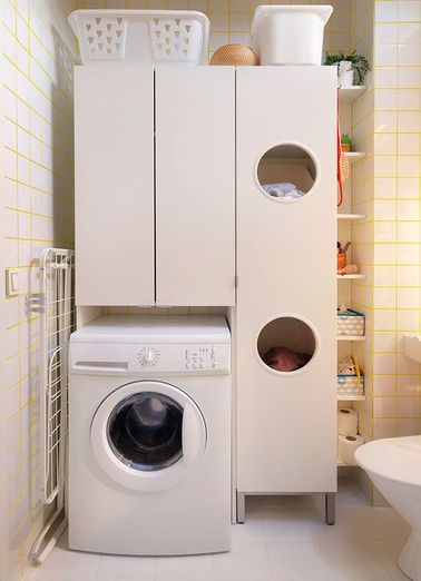 Une buanderie Ikea bien organisée dans la salle de bain La buanderie trouve sa place dans une salle de bain grâce à des meubles Ikea qui vous aident à rester organisé. Les placards autour de la machine à laver cachent la pagaille et permettent de ranger les produits d’entretien.