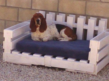 Pour ce projet de lit super facile pour chien, utilisez une palette comme assise et une autre coupée dans la longueur pour former les accoudoirs