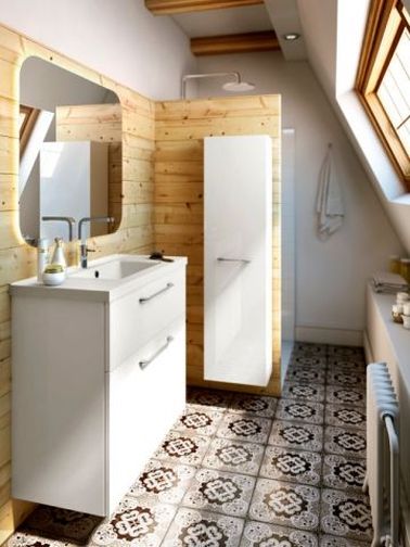 On aime ce mélange de matériaux inattendus pour refaire sa salle de bain avec un sol d’époque. Les motifs des carreaux s’assortissent à merveille avec les lambris en pin.