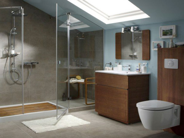 Grande douche italienne sous comble en carrelage sol et mur gris effet béton ciré. Mitigeur Receveur de douche façon caillebotis et mitigeur thermostatique pour plus de confort