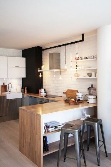 Du carrelage métro dans une cuisine ouverte En bas de cette cuisine ouverte, des placards et tabourets gris. En haut, du carrelage de des rangements blancs. N’hésitez pas à associer deux couleurs pour une déco cuisine originale !