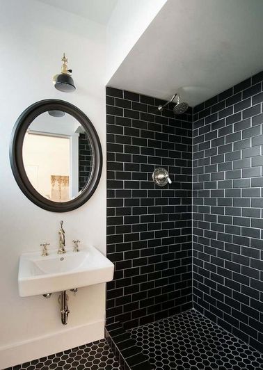 entre rétro et moderne la salle de bain se pare d'un carrelage métro sur les murs de la douche italienne en contraste avec la peinture blanc imaculé des autres murs et du plafond.