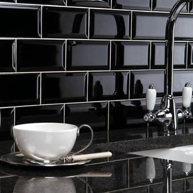 Carrelage métro blanc ou noir, on aime les deux Faience cuisine brique