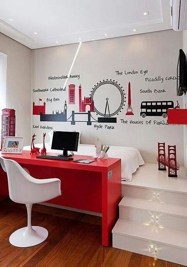 L’estrade, c’est la bonne idée à retenir pour une chambre moderne de jeune ado fille. On y cale un bureau pour faire ses devoirs et qui peut aussi servir de coiffeuse le matin.