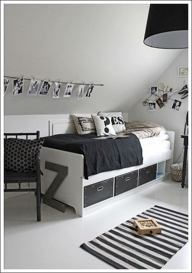 Spécial collectionneuse ! Dans cette chambre avec des rangements sous le lit, votre ado fille pourra facilement ranger ses dernières trouvailles shopping ou sa collection de bouquins.