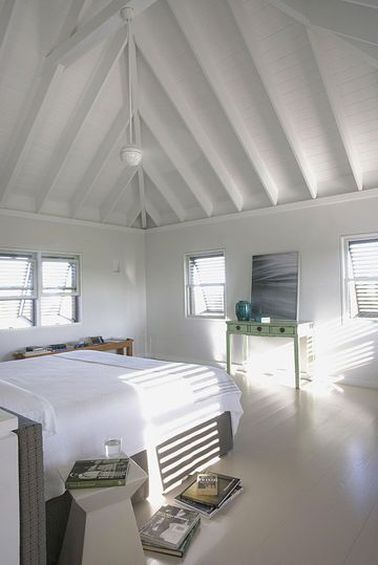 Une chambre avec poutres blanches pour une déco zen