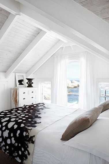 Une chambre avec poutres dans une maison de vacances