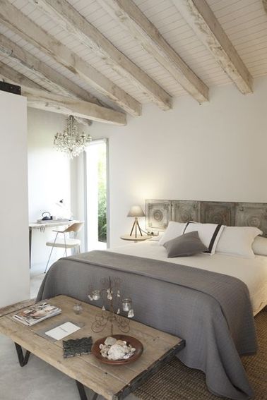 Une chambre avec poutres pour une déco campagne chic