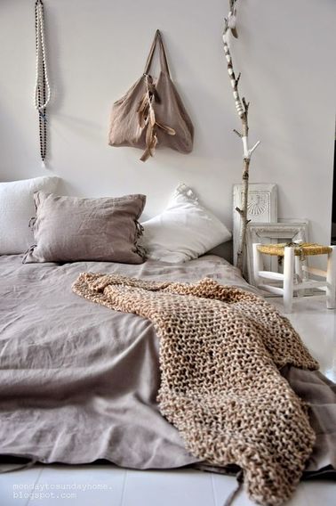 Cette chambre de couleur pastel est parfaite pour une ado fille calme et posée : on ne se lasse pas de son style intemporel avec des matières et des couleurs naturelles.