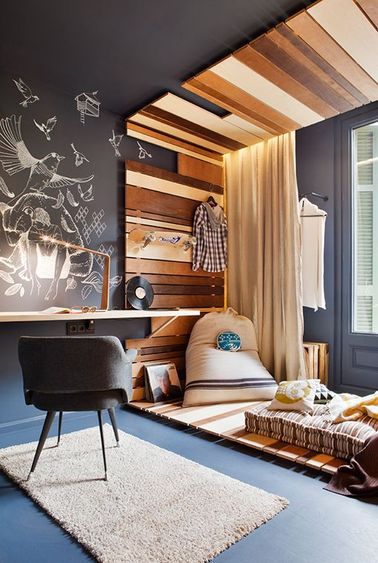 Le coin lecture de cette chambre va ravir les ado filles amatrices de littérature. Quand elle en a assez d’être à son bureau, elle peut réviser ses cours, bien installée sur son gros pouf.