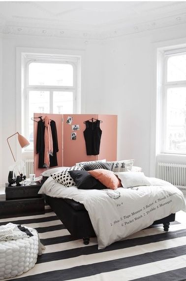 Dans sa chambre, votre ado fille qui change souvent de style doit pouvoir se reconnaître. Partez sur une base noire et blanche qu’elle personnalisera au gré des envies du moment. 