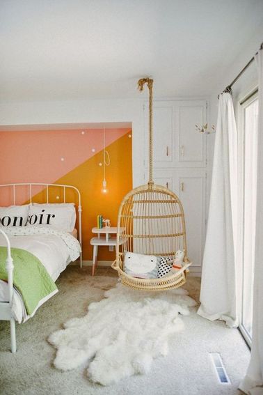 Quand elle va découvrir sa nouvelle chambre, votre ado fille va vous sauter dans les bras ! Mur à la peinture bicolore et tapis en fourrure, il n’en faut pas plus pour la rendre heureuse.