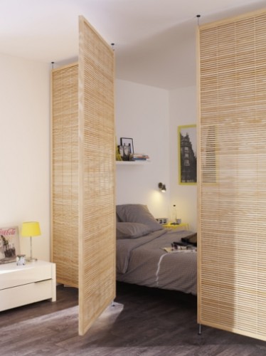 Une cloison pivotante en bois pour séparer le coin chambre