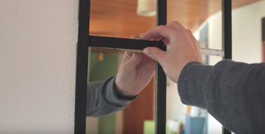 Pour la dernière étape de la réalisation de cette verrière intérieure en miroir, fixez les champlats sur les lignes blanches tout autour des miroirs avec de la colle adaptée. 